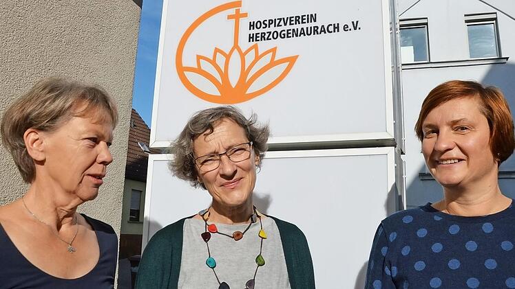 Andrea Häckel (links) ist die von der Stadt geförderte hauptamtliche Stelle im Hospizverein. Dessen Vorsitzende Bettina Quandt (Mitte) und die städtische Sport- und Ehrenamtskoordination Katja Heil freuen sich über die Zusammenarbeit.  Foto: Bernhard Panzer