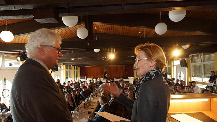 Schulleiter Helmut Schreiner bekommt von   Monika Zeyer-Müller, Ministerialbeauftragte für die Gymnasien in Unterfranken, die Ruhestandsurkunde.Foto: Arkadius Guzy