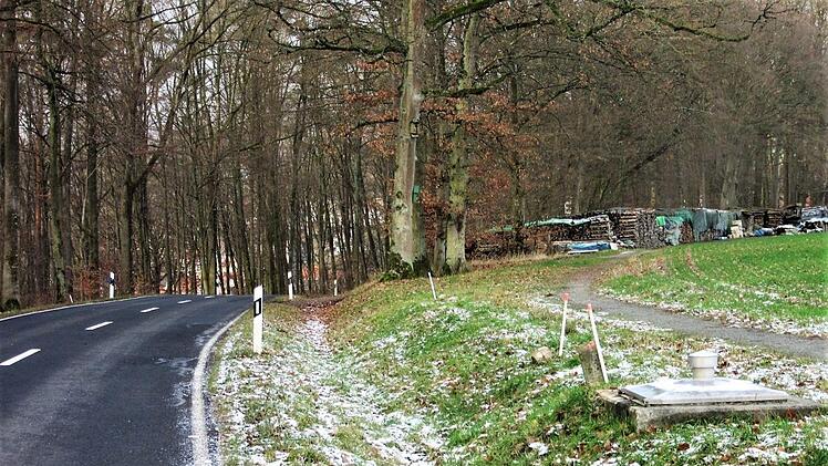 Wie nah der Radweg an die Straße kommt ist noch nicht klar. Durch eine Verbreiterung der Kreisstraße KG 18 auf Höhe Hassenbach würde vor allem in dieser waldbestandenen Kurve die Gefahr für Autofahrer vermindert.  Foto: Rathaus Oberthulba