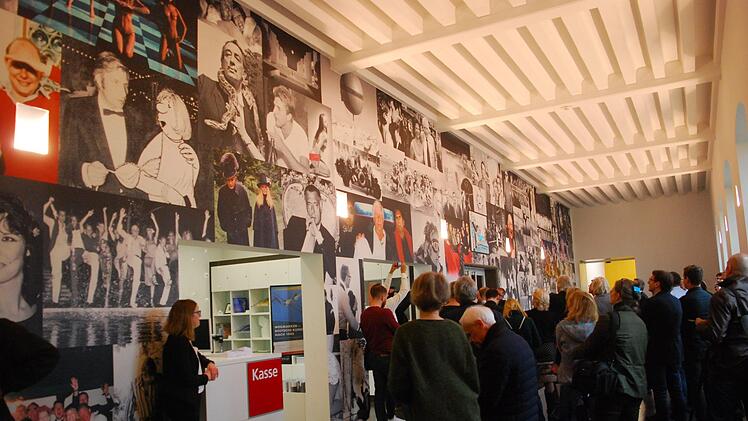 Dass Gunter Sachs selbst beliebtes Motiv der Paparazzi war, sieht man gleich in der Eingangshalle der Schweinfurter Kunsthalle. Ein "Who is who" des internationalen Jet Sets. Foto: Günter Flegel