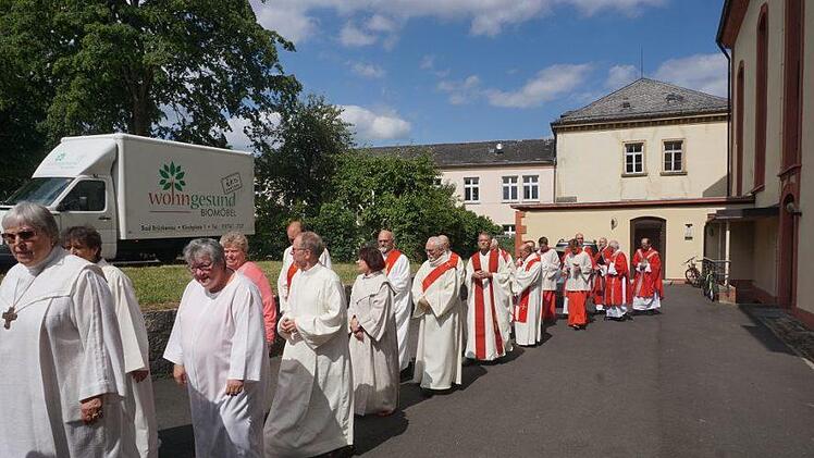 Fahnenabordnungen der örtlichen Vereine und Verbände und die  Ministranten aus allen zur Pfarreiengemeinschaft gehörigen Gemeinden  zogen Pfarrer Thurn voran in die Kirche. Marion Eckert