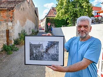 Klaus Hümmer vor der umstrittenen Betonmauer in der Tocklergasse. Auf dem Bild von 2012 ist die alte Mauer zu sehen.  Ronald Rinklef