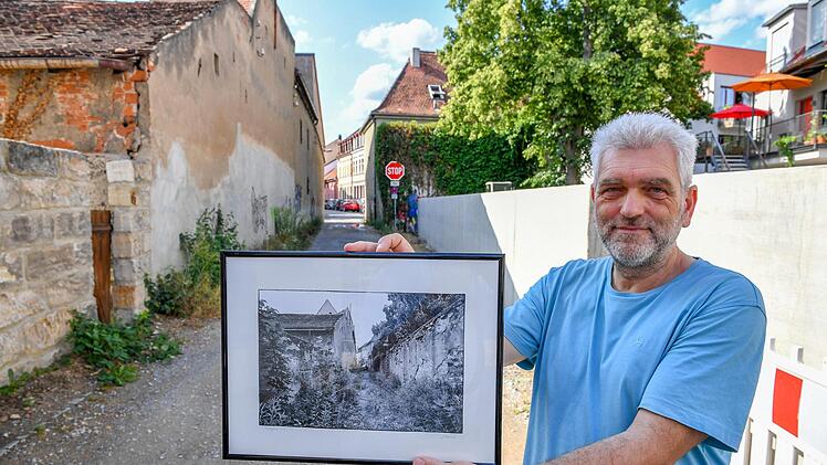 Klaus Hümmer vor der umstrittenen Betonmauer in der Tocklergasse. Auf dem Bild von 2012 ist die alte Mauer zu sehen.  Ronald Rinklef