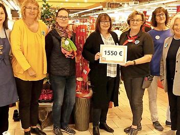 Zufriedene Gesichter bei der Spendenübergabe bei den Mitarbeiterinnen des Rewe-Markts Hollweg und den Kiwanis-Damen Foto: Dieter Hübner