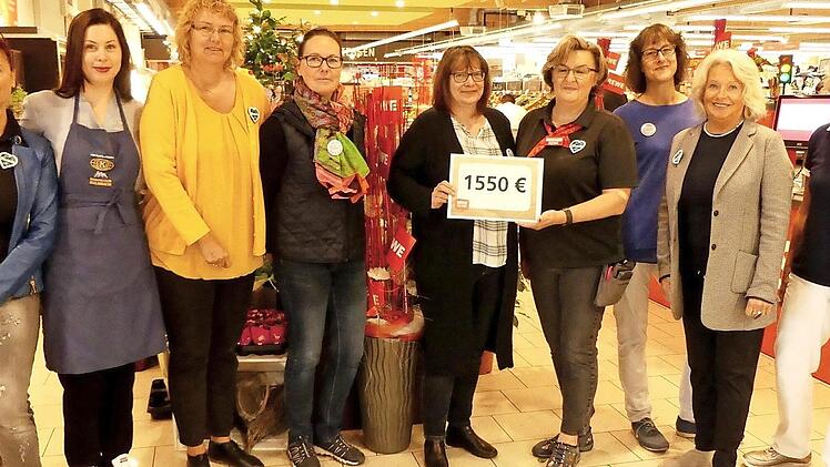 Zufriedene Gesichter bei der Spendenübergabe bei den Mitarbeiterinnen des Rewe-Markts Hollweg und den Kiwanis-Damen Foto: Dieter Hübner