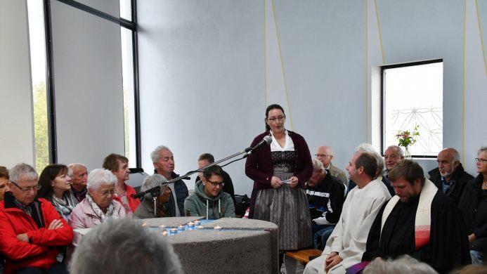 Die Abgeordnete Kristin Floßmann bei ihrem Grußwort in der Autobahnkirche A 71. Foto: Hanns Friedrich