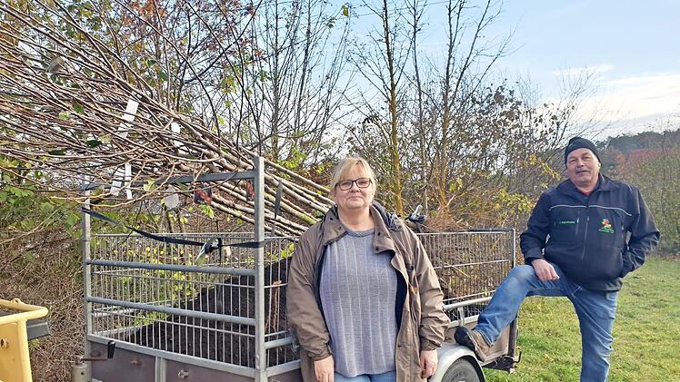 OGV-Vorsitzende Angelika Mechtold-Schmitz und Baumwart Josef Segschneider halfen kräftig mit. Fotos: privat