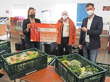 Ebony Rogers, Wilhelm Dorsch und Zweiter Bürgermeister Glüsenkamp in den Räumen der Tafel