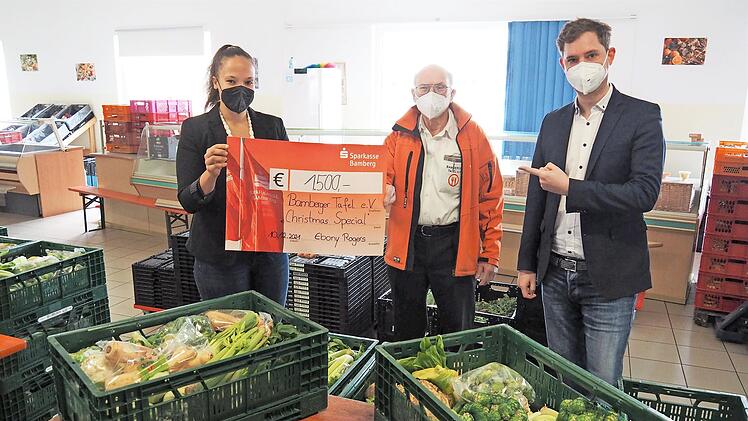 Ebony Rogers, Wilhelm Dorsch und Zweiter Bürgermeister Glüsenkamp in den Räumen der Tafel