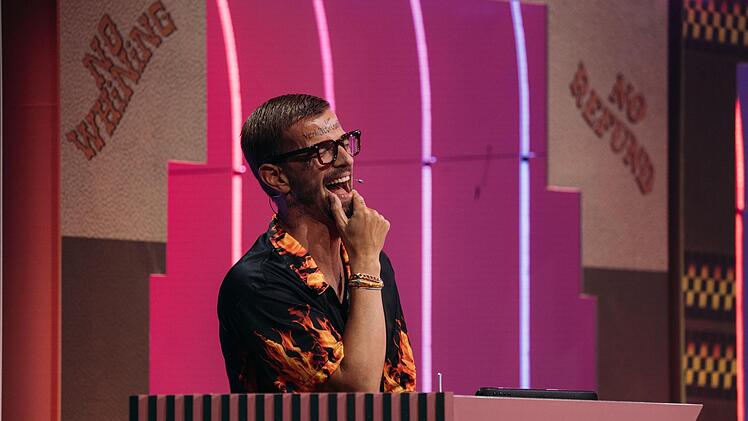 Nimmt sein Outfit mit Humor: Joko Winterscheidt.