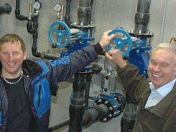 Symbolischer Akt: Klärwärter Manfred Schirdewahn (links) und  Bürgermeister Karlheinz Denninger öffnen das Ventil in der Pumpstation in Hohnhausen. Ab sofort wird das Abwasser des Ortes zur neuen Kläranlage Hainbachschiene nach Burgpreppach geleitet. Foto:  Gerhard Schmidt