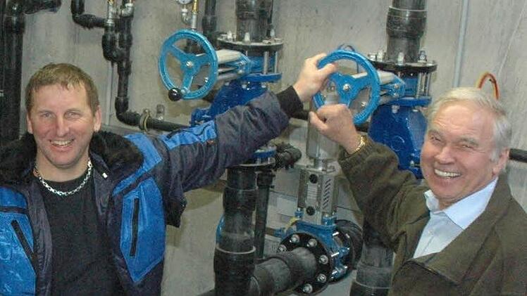 Symbolischer Akt: Klärwärter Manfred Schirdewahn (links) und  Bürgermeister Karlheinz Denninger öffnen das Ventil in der Pumpstation in Hohnhausen. Ab sofort wird das Abwasser des Ortes zur neuen Kläranlage Hainbachschiene nach Burgpreppach geleitet. Foto:  Gerhard Schmidt