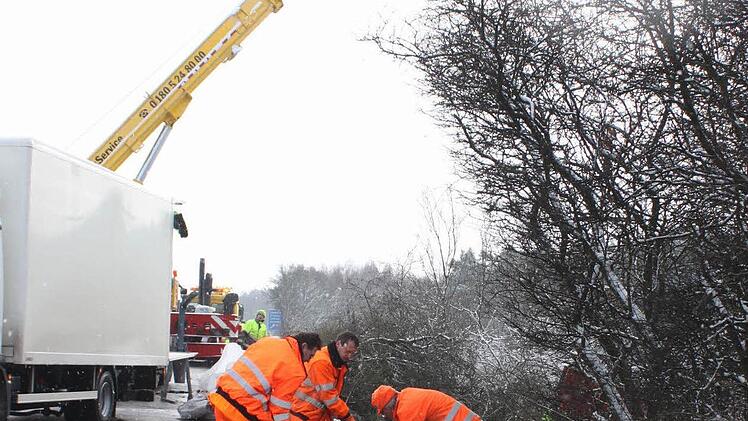 Die Leitplanken werden gleich wieder repariert. Foto: Andreas Dorsch