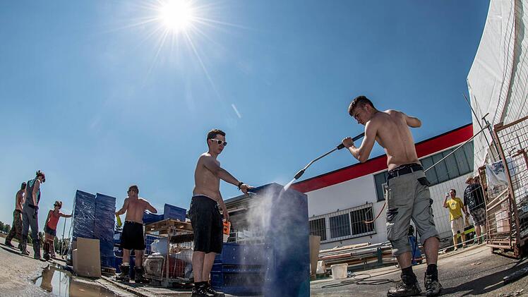Helfer reinigen am 19.06.2013 im Deggendorfer Ortsteil Fischerdorf vom Hochwasser verunreinigte Kisten. Foto: dpa