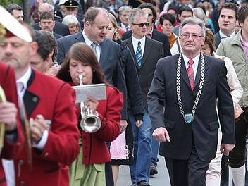 Von der Wattendorfer Blaskapelle und den Vereinen wurde Rudolf Krapp (mit Amtskette) zur Verabschiedung geleitet. Foto: Matthias Hoch