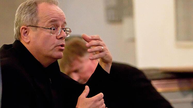 Mit großem Einsatz beeindruckten der Konzertchor Coburg Sängerkranz und der Dekanatschor Kronach unter Leitung von Marius Popp. Foto: Jochen Berger