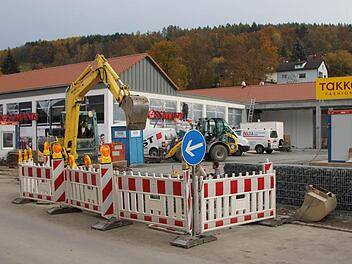 Noch herrscht reger Betrieb auf der Baustelle in der Sinnaustraße. Fotos: Ulrike Müller