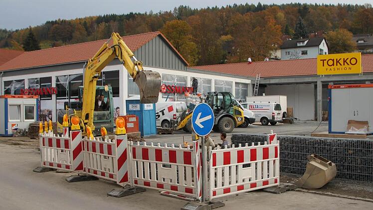 Noch herrscht reger Betrieb auf der Baustelle in der Sinnaustraße. Fotos: Ulrike Müller