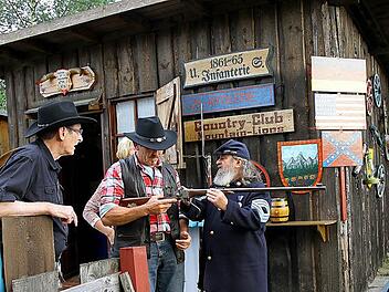 Fachsimpeln unter Westernfans - heute startet wieder das Countryfestival auf dem Gelände der Mountain Lions. Die stilecht gekleideten Vereinsmitglieder sorgen für das richtige Flair. Foto: CT-Archiv