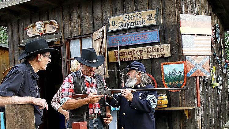 Fachsimpeln unter Westernfans - heute startet wieder das Countryfestival auf dem Gelände der Mountain Lions. Die stilecht gekleideten Vereinsmitglieder sorgen für das richtige Flair. Foto: CT-Archiv