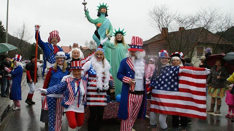Die Gruppe Kreinsberger setzte in Neuschleichach farbenfroh das Thema "USA" in Szene. Foto: Sabine Weinbeer