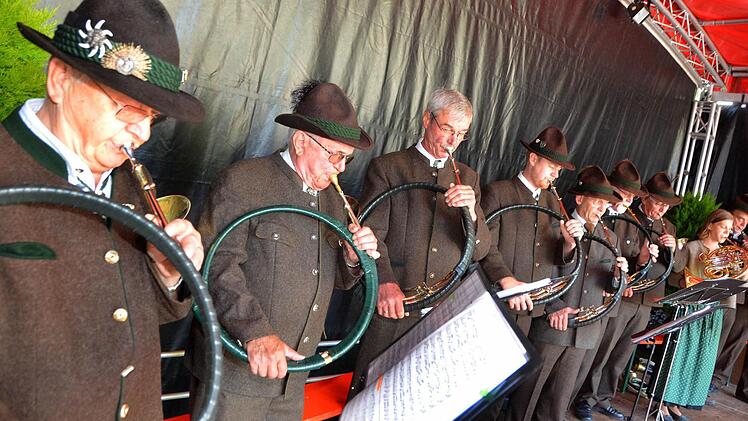 Die Jagdhornbläser der Kissinger Jägerschaft bei der Hubertusmesse.  Fotos: Peter Rauch