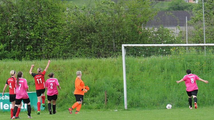 Hammelburg gegen Schondra: Zwei Teams, ein Tor, eine Dame jubelt falsch.  Foto: ssp