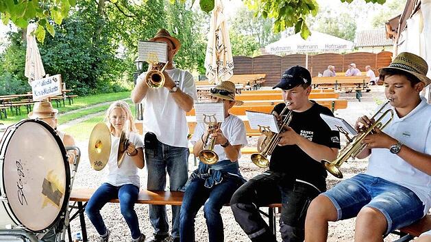 Zu den Kl&auml;ngen der "Kalindi&auml; Kerwas-Musikantn" ging das Baumaufstellen schon viel besser.  Fotos: Richard S&auml;nger
