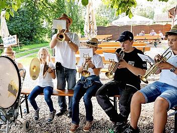 Zu den Klängen der "Kalindiä Kerwas-Musikantn" ging das Baumaufstellen schon viel besser.  Fotos: Richard Sänger