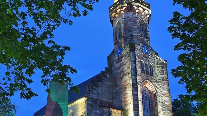 Die Stadtkirche soll im Zuge der Marktgestaltung  ins rechte Licht gerückt werden.Foto: CT-Archiv / Albert Höchstädter