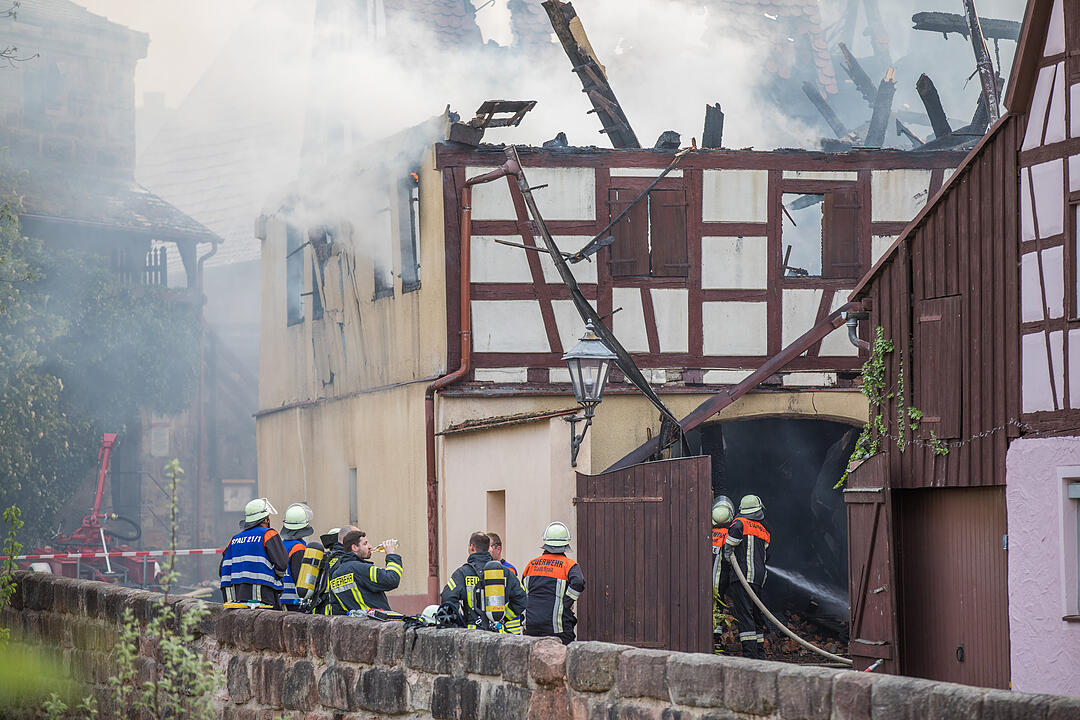 Historische Fachwerkhäuser in Spalt brennen aus - mehrere Verletzte