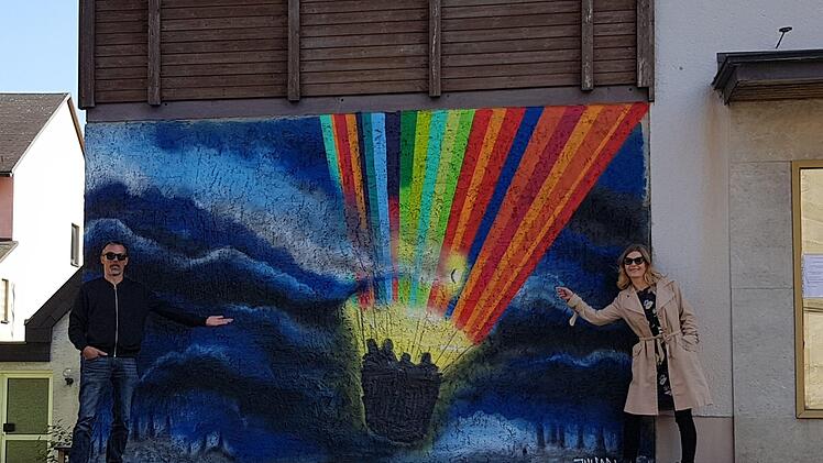 Im Zuge des Projektes ist auch das Ballonbild an der "Filmapotheke" entstanden. Kai und Diana Deckelmann sind stolz auf ihre Kunstwerke.