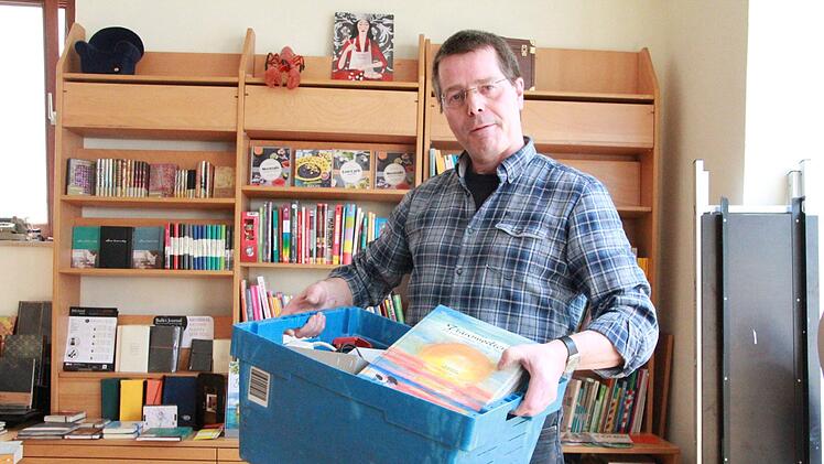 Manfred Schade von der Buchhandlung "s' Blaue Stäffala" ist noch dabei, die Regale am neuen Standort in der Wiesentstraße 1 einzuräumen. Fotos: Franziska Rieger
