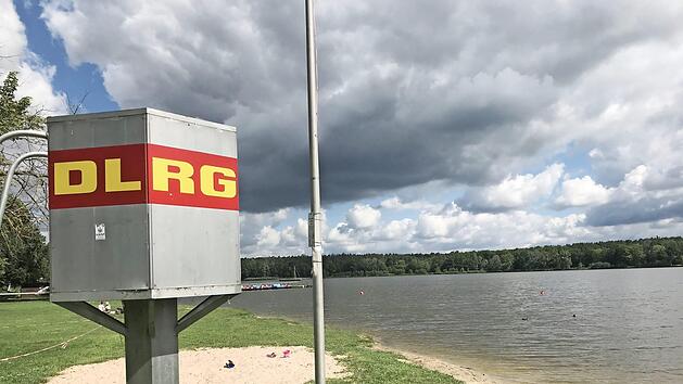 Dunkle Wolken sind eine der wenigen Gr&uuml;nde, wenn es am Weiher leer bleibt. Bei Sonnenschein und am Wochenende ist "hier die H&ouml;lle los".