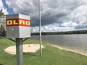 Dunkle Wolken sind eine der wenigen Gründe, wenn es am Weiher leer bleibt. Bei Sonnenschein und am Wochenende ist "hier die Hölle los".