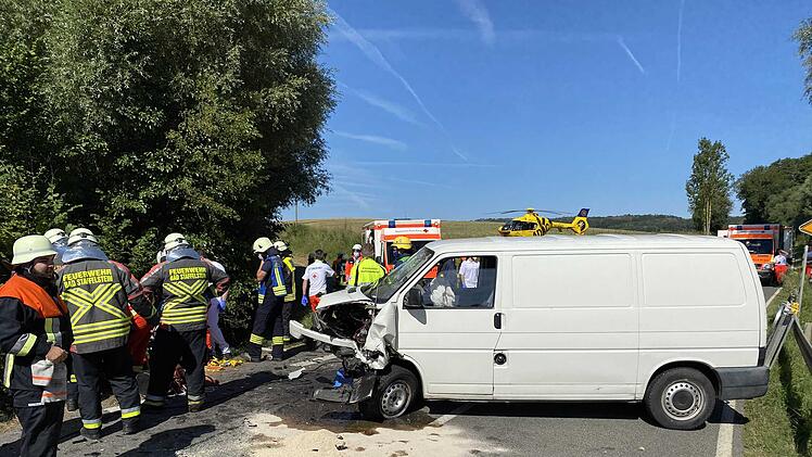 Ebensfeld: Aufwendige Rettungsaktion nach Unfall: Auto landet in Bach