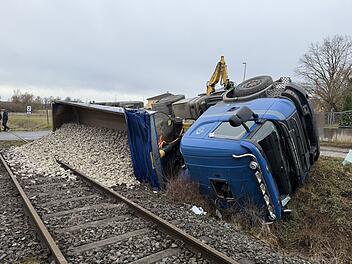 Kreis Bamberg: Lkw kippt um - tonnenweise Schotter landet auf Bahngleisen