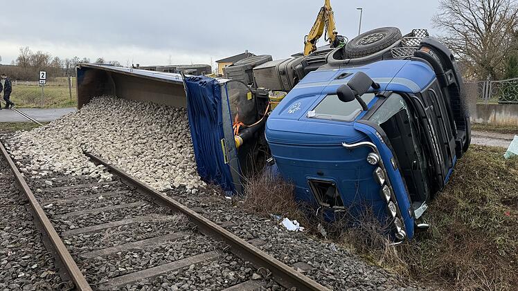 Kreis Bamberg: Lkw kippt um - tonnenweise Schotter landet auf Bahngleisen