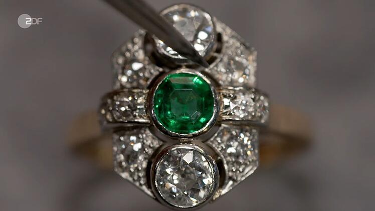 Der Diamantring mit einem Smaragd aus den 1930er Jahren war 1.600 bis 1.800 Euro wert.
