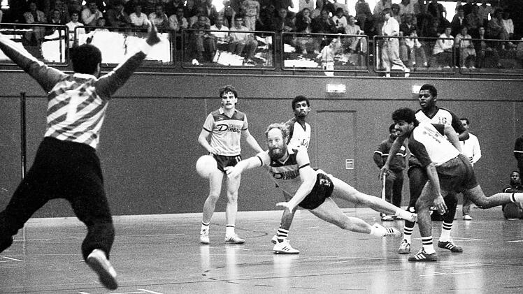 Unser Bild zeigt den Bad Brückenauer Karl-Fried Ortloff beim Wurf auf das Tor der Junioren-Nationalmannschaft aus Katar. Fotos: Archiv