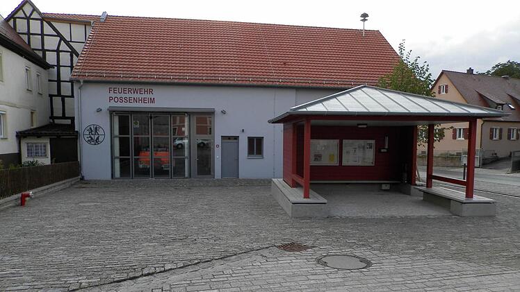 Feuerwehrhaus mit Pavillon