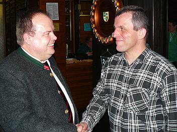 Herzlich gratulierte Gemeinderat Klaus Keil (rechts) Bürgermeister Werner Burger zur einstimmigen Nominierung für eine zweite Amtszeit.  Foto: Klaus-Peter Wulf