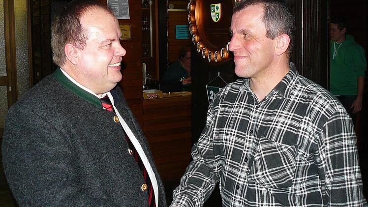 Herzlich gratulierte Gemeinderat Klaus Keil (rechts) Bürgermeister Werner Burger zur einstimmigen Nominierung für eine zweite Amtszeit.  Foto: Klaus-Peter Wulf