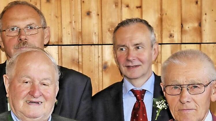 Ehrungen: Heinrich Scheublein ist 55 Jahre Feldgeschworener (vordere Reihe, links), Benno Klöffel (vorne, rechts) 25 Jahre. Hinten: Kreisobmann Josef Reichelt (links) und Vermessungsamtsleiter Konrad Unsleber.