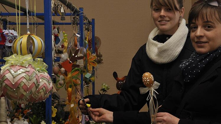 Nicht nur aus Reiterswiesen kommen die Besucher des Osterbasars im Vereinshaus Krone. Katja Schmitt und ihre Tochter Michelle (von rechts) sind extra aus Elfershausen gekommen, um sich Anregungen zu holen oder Zutaten für den österlichen Schmuck ihres Hauses zu kaufen.  Foto: Peter Klopf