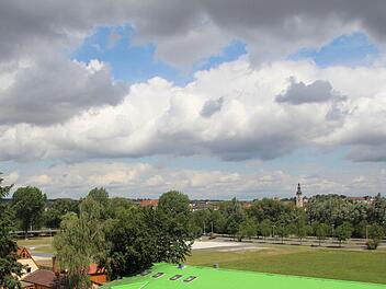 Der Festplatz in Höchstadt - links zwischen den Bäumen ist die Flutbrücke zu sehen - wird samt dem Parkplatz Aischaue in eine Großbaustelle verwandelt.  Fotos: Andreas Dorsch