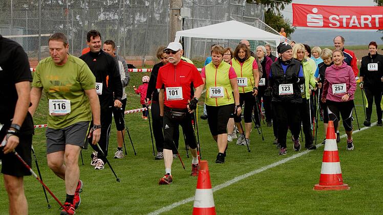 26 Nordic-Walker gingen auf die Strecke über 6,2 Kilometer.
