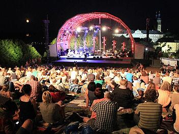 Der Mond, die Bühne und das Kloster bilden die Kulisse - auf der Wiese oberhalb von Kloster Banz treten seit nun 30 Jahren renommierte Stars auf und bezaubern das Publikum. 2016 wird es das Festival letztmals in dieser Art geben.  Fotos: Matthias Einwag