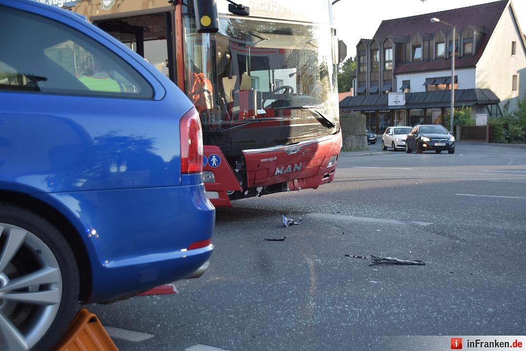 Rote Ampel übersehen: Bus kollidiert mit Auto in Nürnberg