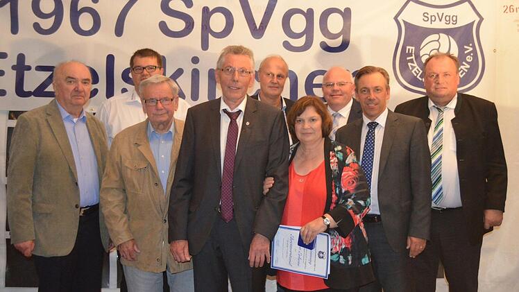 Vertreter aus Politik und Sport dankten dem frisch ernannten Ehrenvorstand Günter Erkens und seiner Frau Anni.  Foto: Larissa Händel